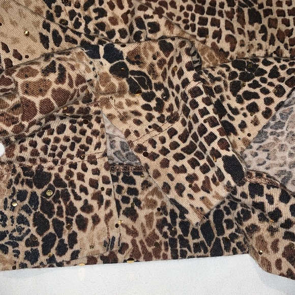 Gently Loved Animal Sparkly Print V Neck Top by Chicos - Picture 6 of 10